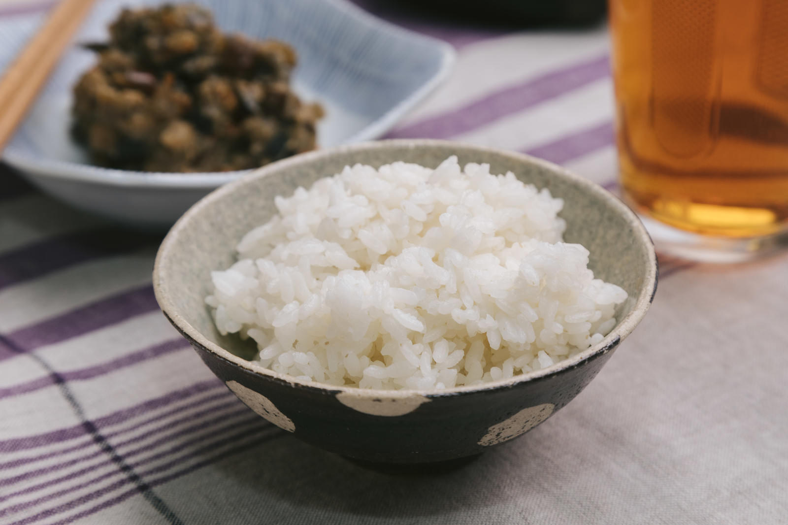 宅配の食事が食卓に並んでいるようす